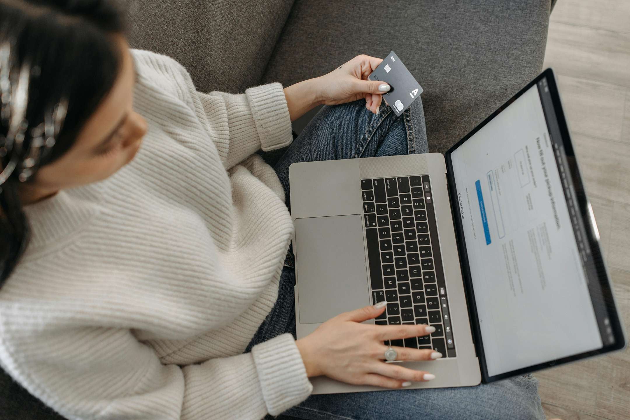 SelfyConto con prelievi e bonifici gratis: ora anche 100€ di Buono Amazon in regalo