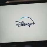Quattro serie Disney+ da guardare in spiaggia questa estate