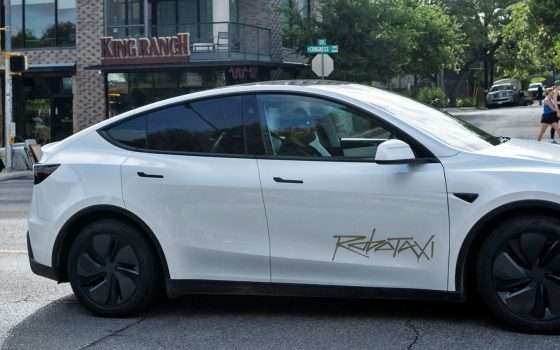 I robotaxi Tesla sono un disastro, ma Musk ne vuole un milione