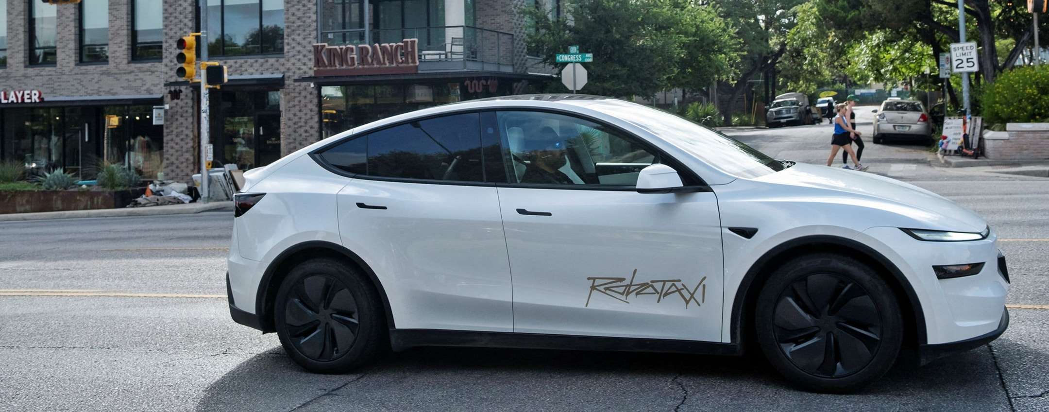 I robotaxi Tesla sono un disastro, ma Musk ne vuole un milione
