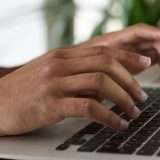 Startup, e-commerce o blog, ecco l’AI che costruisce il miglior sito web: provala gratis