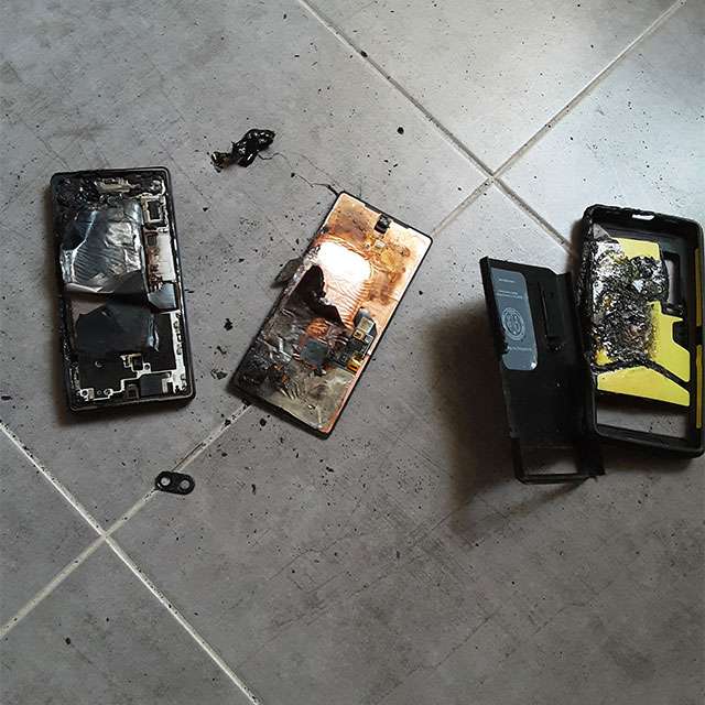 Il Pixel 6a che ha preso fuoco durante la ricarica
