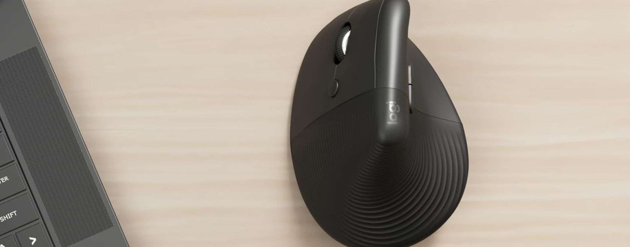 Logitech Lift Left per mancini in super promo: ergonomia a metà prezzo