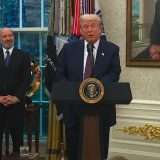 Apple: 100 miliardi per gli USA e un soprammobile per Trump