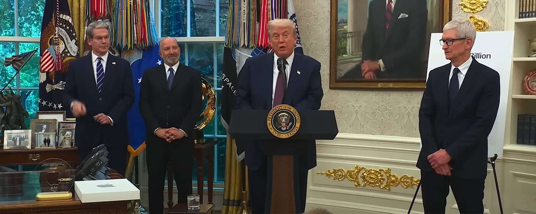 Apple: 100 miliardi per gli USA e un soprammobile per Trump