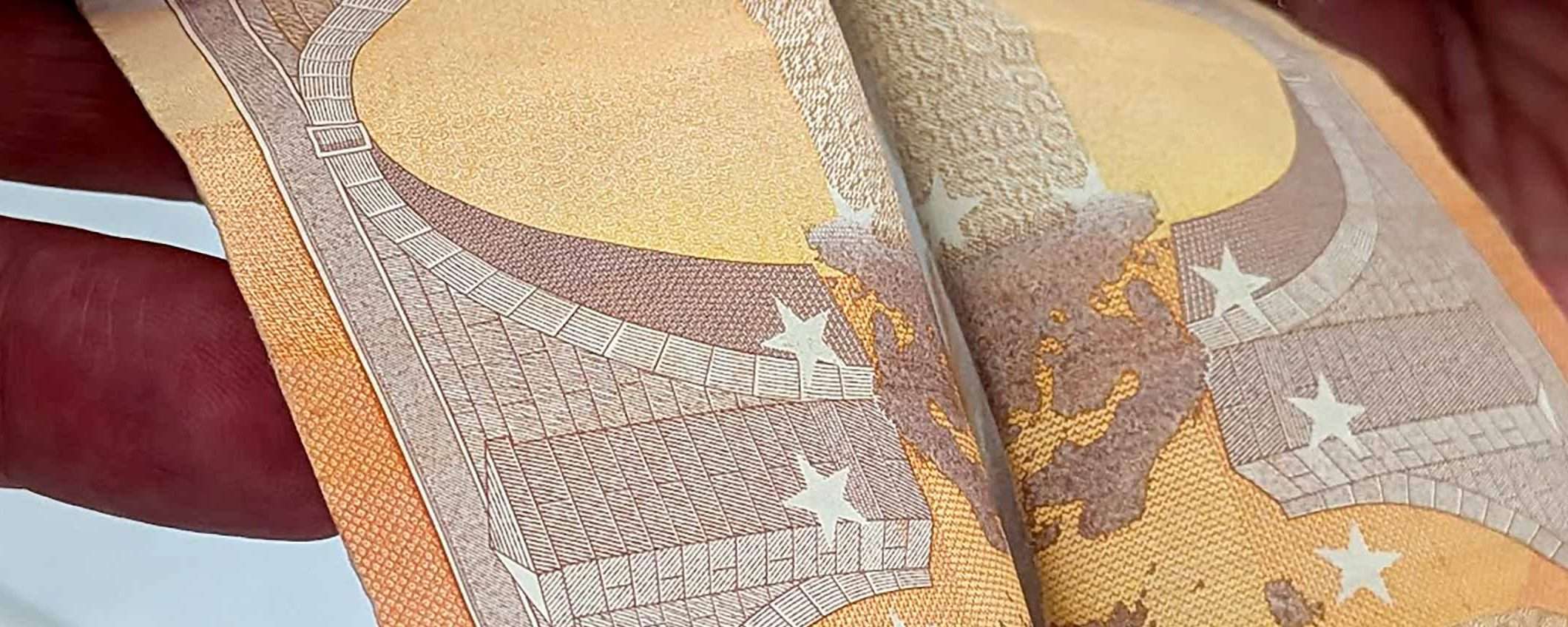 No, sui 50 euro non c'è la testa del diavolo