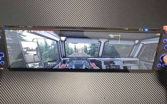 Un utente ha creato una console portatile con uno schermo 32:9