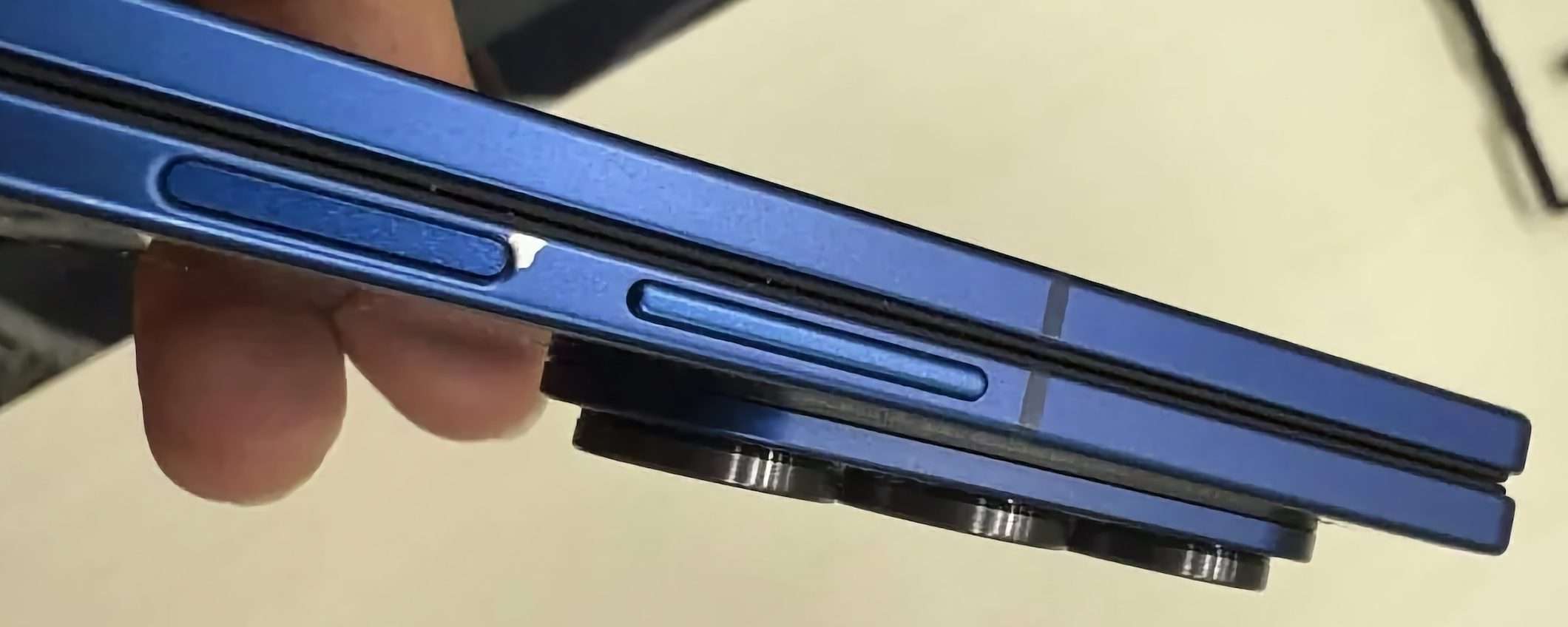 Samsung Galaxy Z Fold7: la vernice si stacca