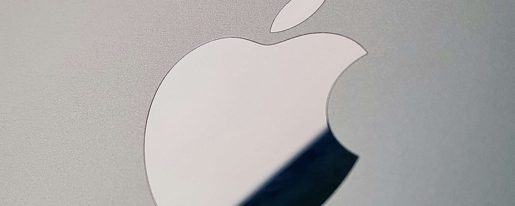 Apple: l'iPhone tutto schermo arriva nel 2026