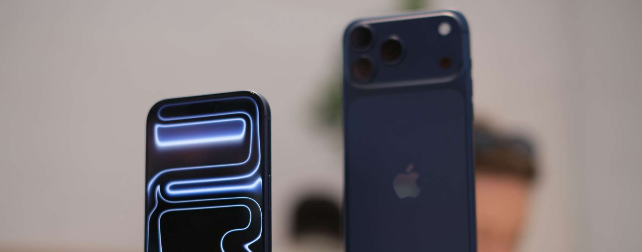 iPhone: display OLED più luminoso per il ventennale