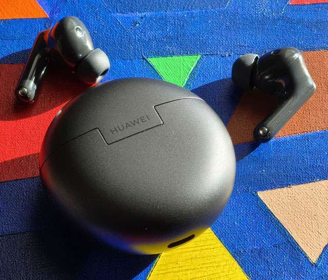 Gli auricolari wireless HUAWEI FreeBuds 7i e la custodia di ricarica