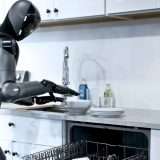 Il robot Figure 02 ora carica la lavastoviglie da solo