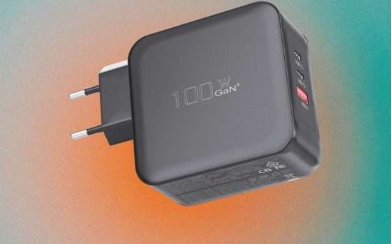 Caricatore USB-C 100W GaN in offerta a tempo: ricarichi laptop e telefono insieme