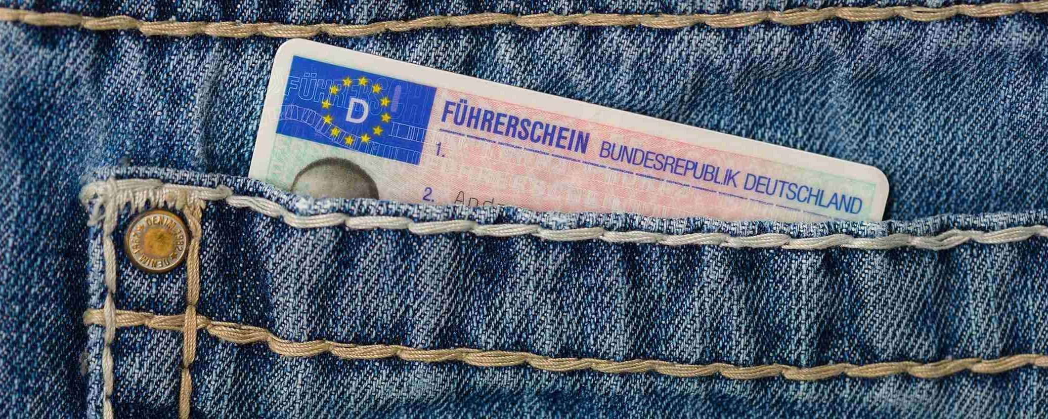 Patente di guida a 17 anni (anche in versione digitale)