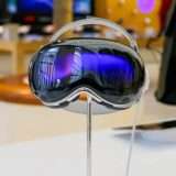 Apple: priorità agli smart glass, pausa per Vision Pro