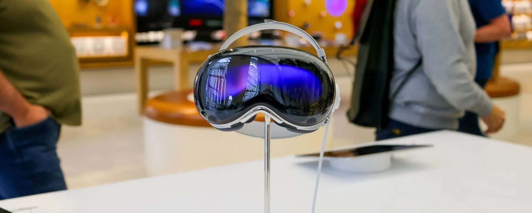 Apple: priorità agli smart glass, pausa per Vision Pro