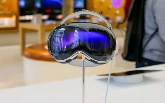 Apple: priorità agli smart glass, pausa per Vision Pro