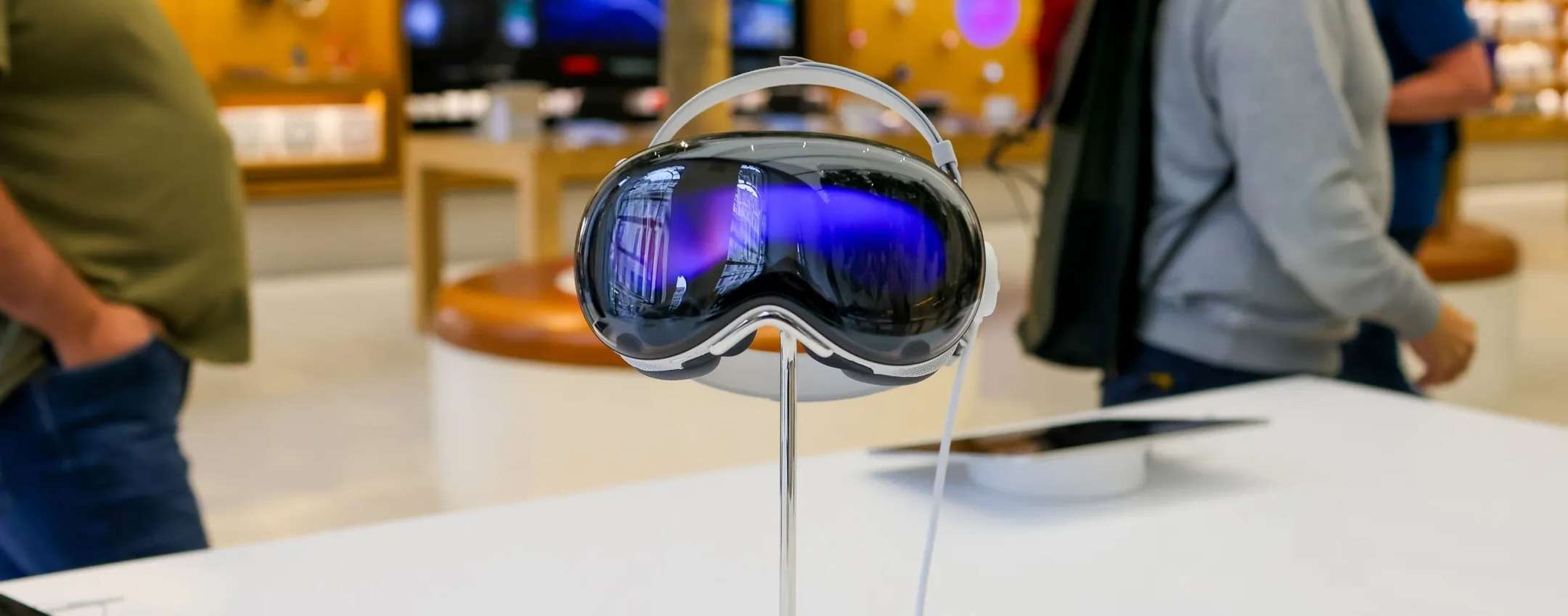 Apple: priorità agli smart glass, pausa per Vision Pro
