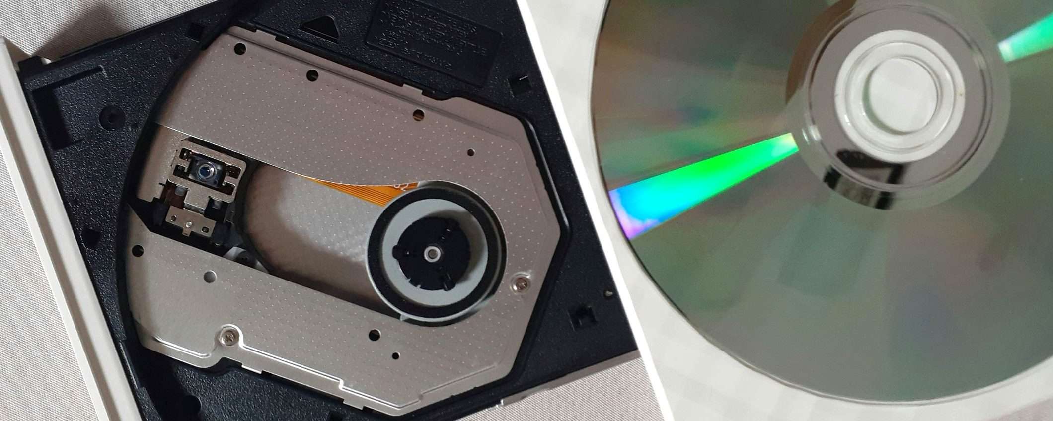 Addio Windows 10: in Giappone torna di moda il masterizzatore