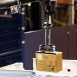 Blue Jay di Amazon, il robot che aiuta i dipendenti o li sostituisce?