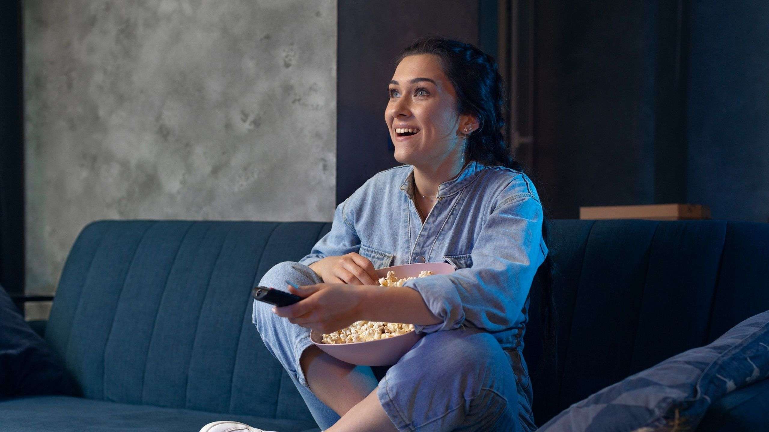 donna guarda servizio streaming