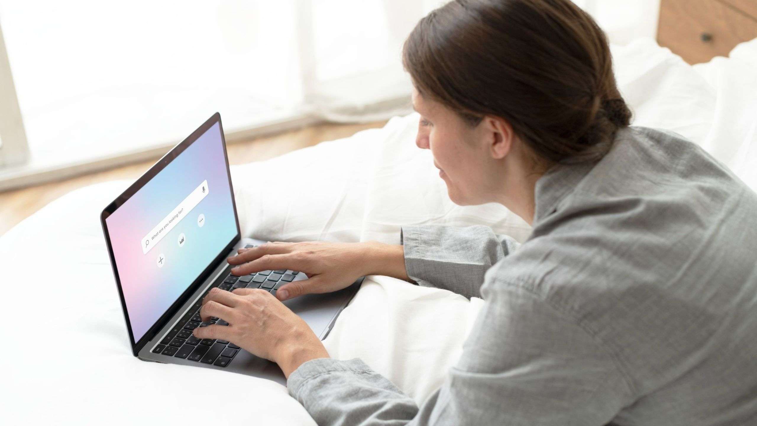 donna lavora al computer da casa