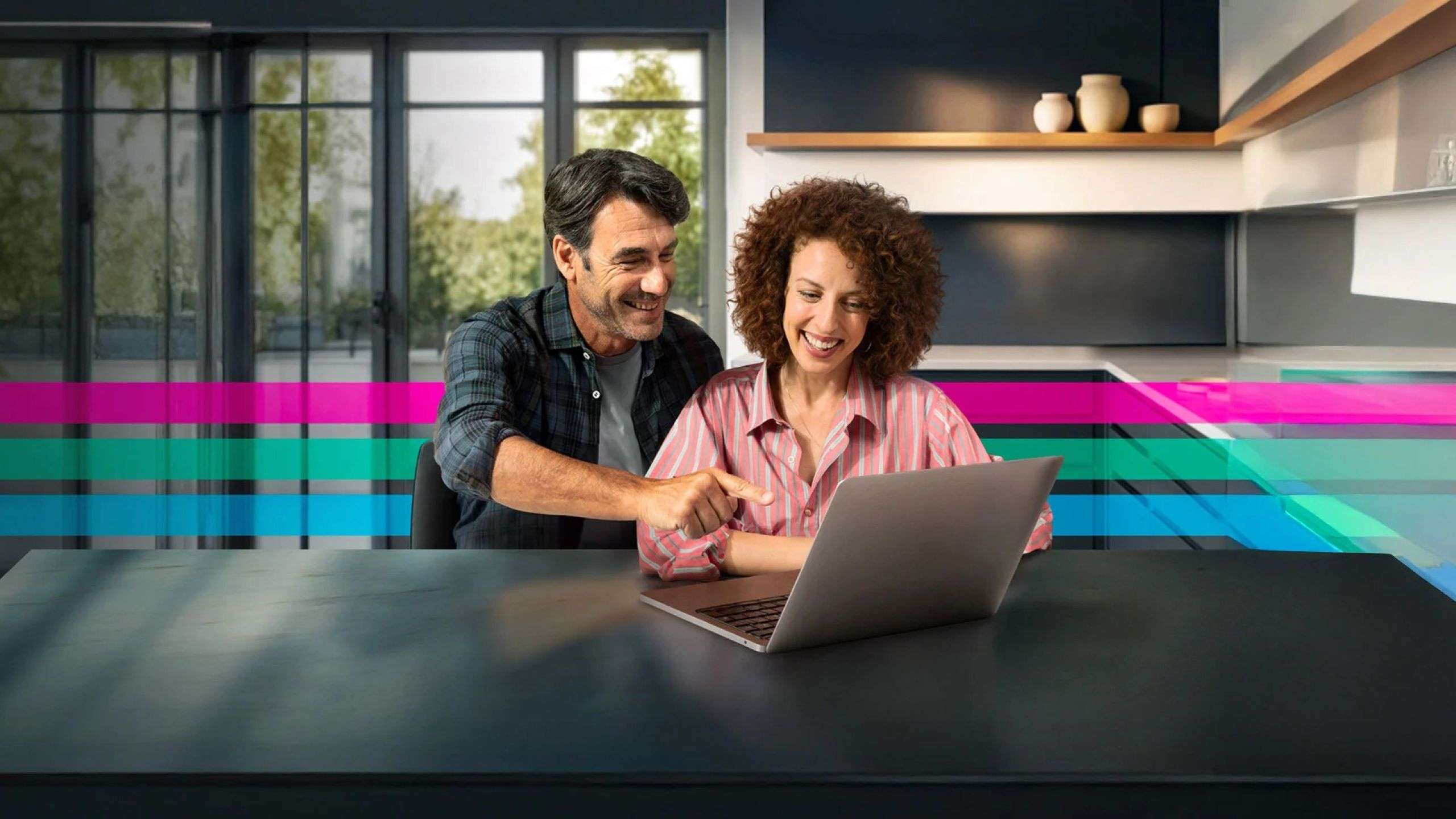 gruppo hera coppia con computer