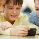 OS con verifica dell'età: minori più sicuri o nuove complicazioni?