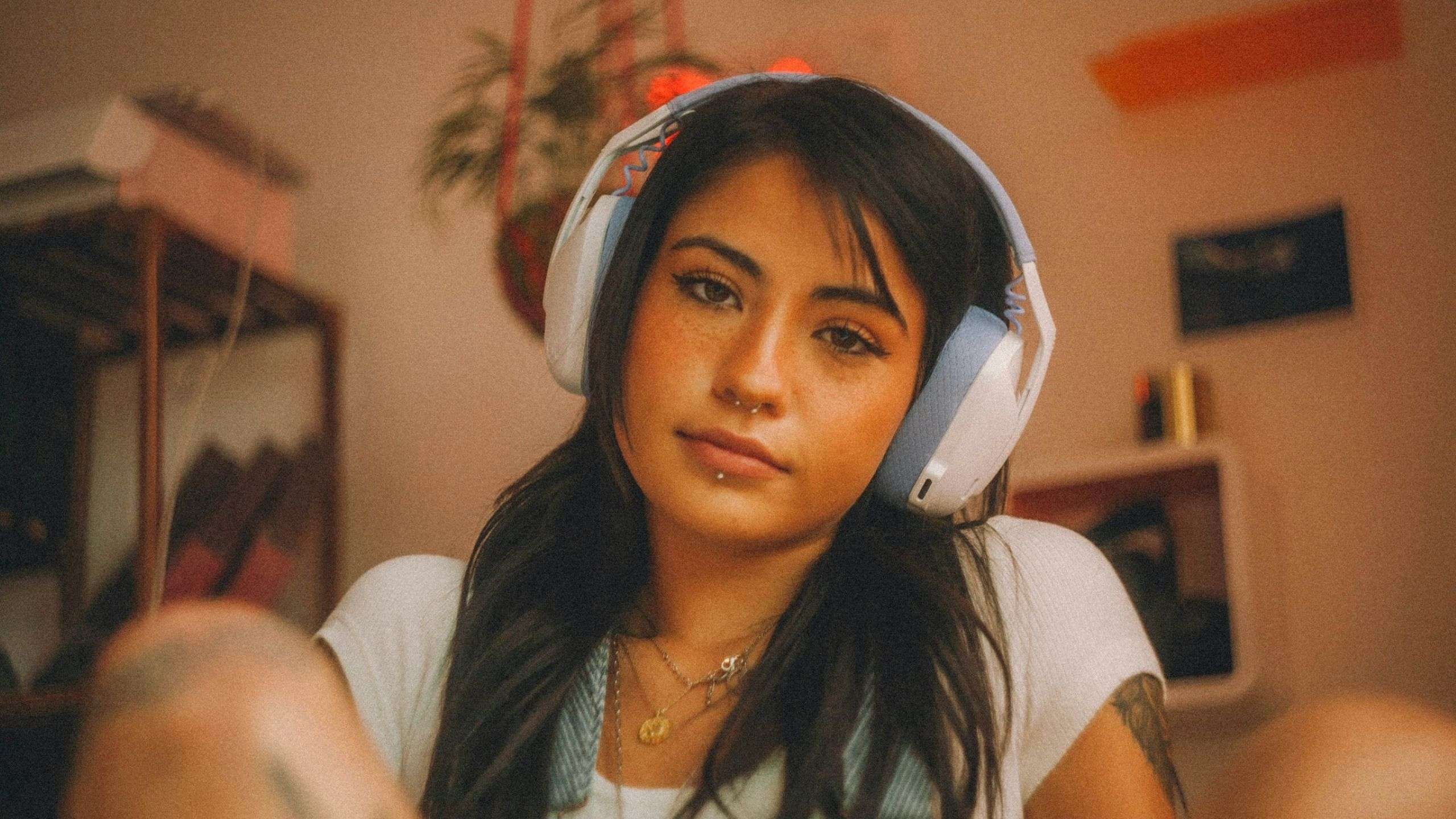 ragazza ascolta musica con le cuffie