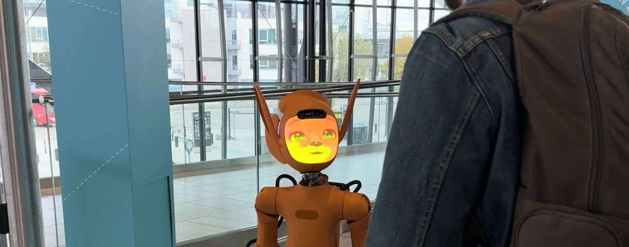 All'aeroporto di Lione c' un robot che aiuta i passeggeri