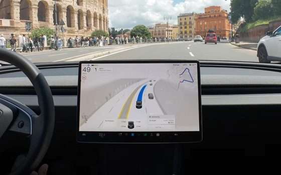 Full Self Driving in Europa: Tesla accelera, RWD frena