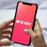 Tinder: l'AI sbircia tra le foto private, cosa potrebbe andare storto?