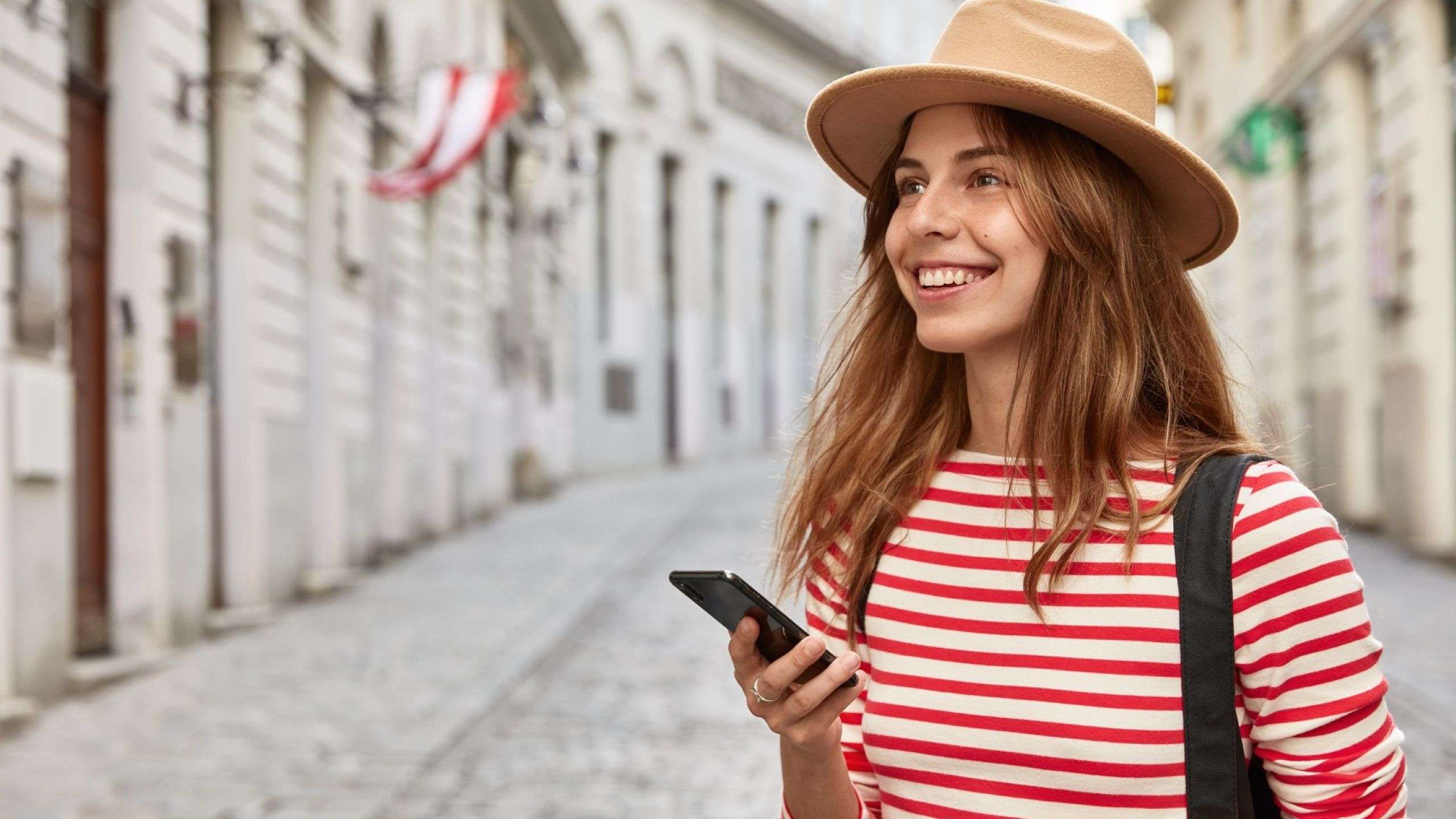 turista cammina in strada