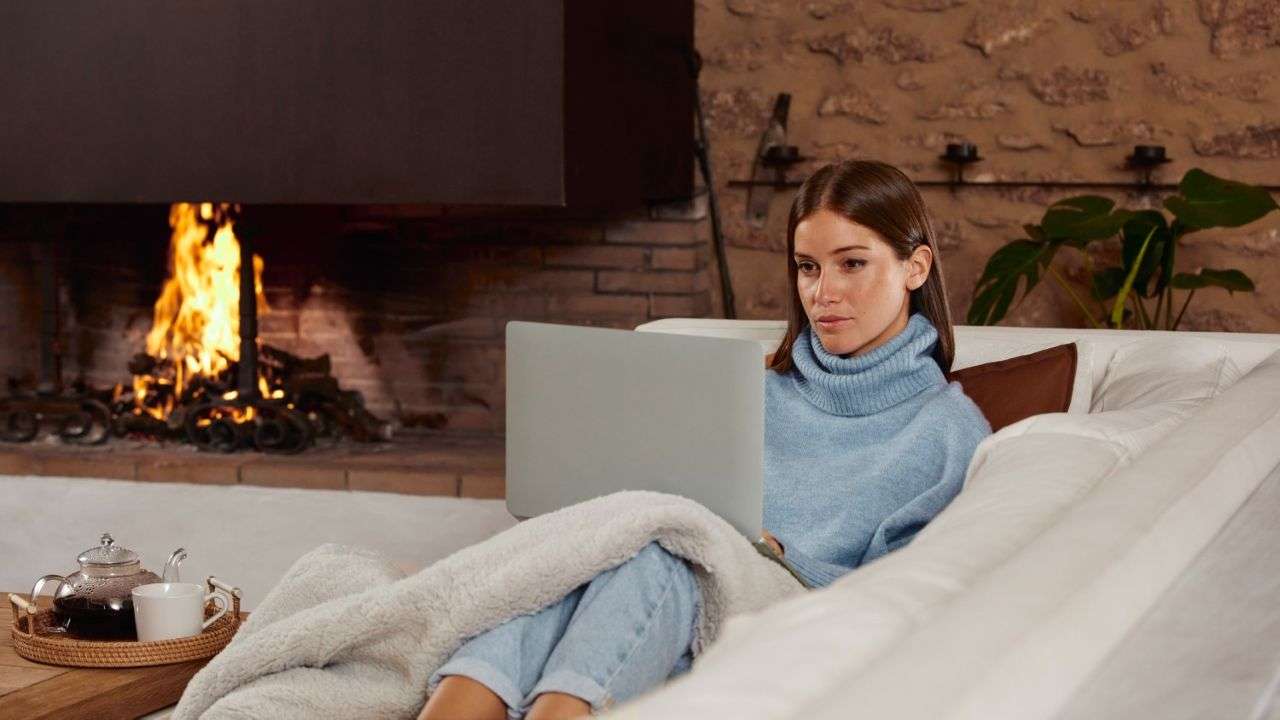 donna lavora a casa in inverno