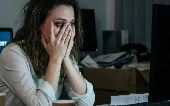 Genera immagini di sé con l'AI e ha un crollo psicologico