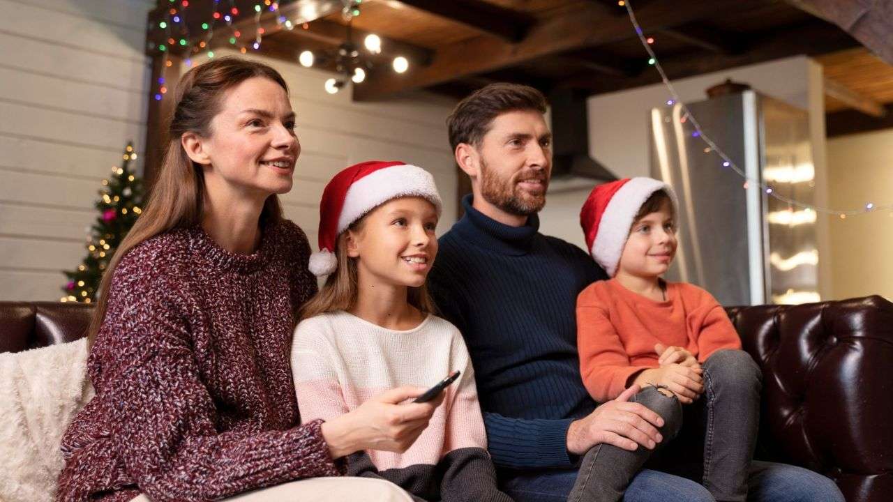 famiglia guarda televisione a natale
