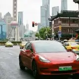 Tesla con FSD attivo provoca incidente frontale in diretta streaming