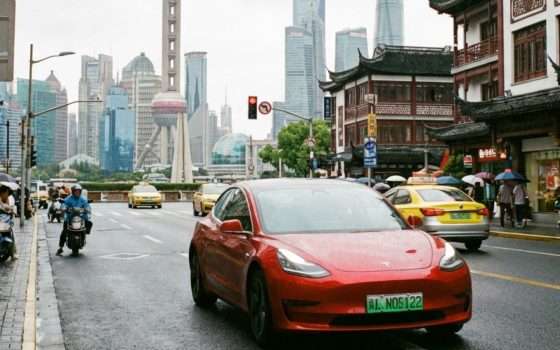 Tesla con FSD attivo provoca incidente frontale in diretta streaming