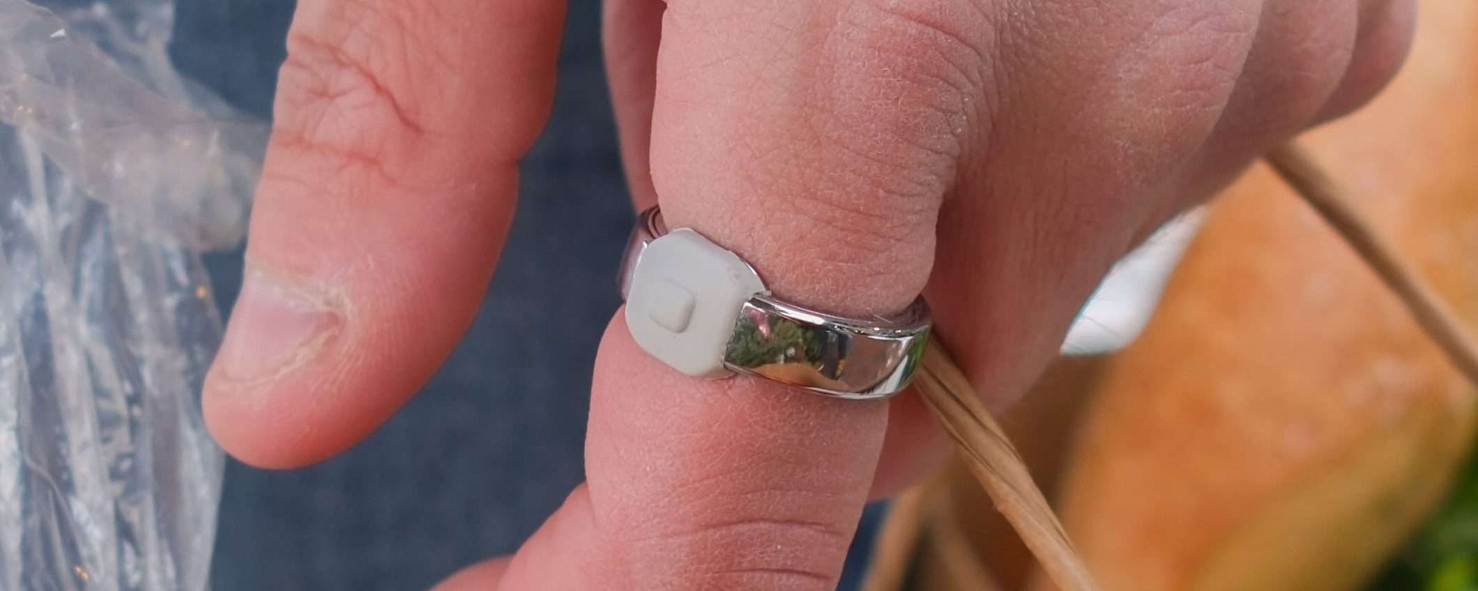 Niente AI e offline: l'anello smart di Pebble potrebbe funzionare