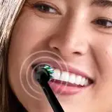 Sorriso perfetto e denti bianchi con Oral-B PRO 3 a soli 39€ su Amazon