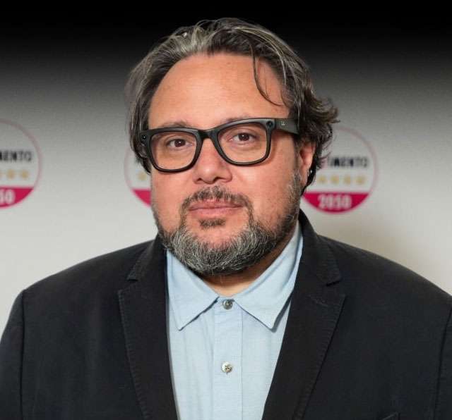 Dario Carotenuto con gli occhiali smart Ray-Ban Meta