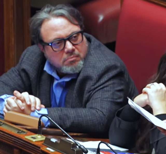 Dario Carotenuto con gli occhiali smart Ray-Ban Meta in Parlamento