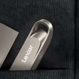 La Pen Drive Lexar 64GB in metallo costa solo 9€ su Amazon oggi
