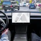 Tesla FSD solo in abbonamento: non si potrà più acquistare
