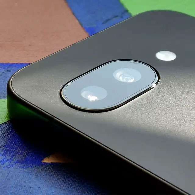 Il camera bump sul retro del Pixel 9a