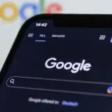 Google elimina una funzione AI per le ricerche: rischi per la salute?