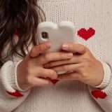 Tinder rilancia con l'AI, i match musicali e gli speed date virtuali