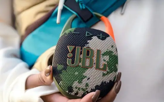 JBL Clip 5: speaker Bluetooth portatile compatto con 12h di audio e impermeabilità