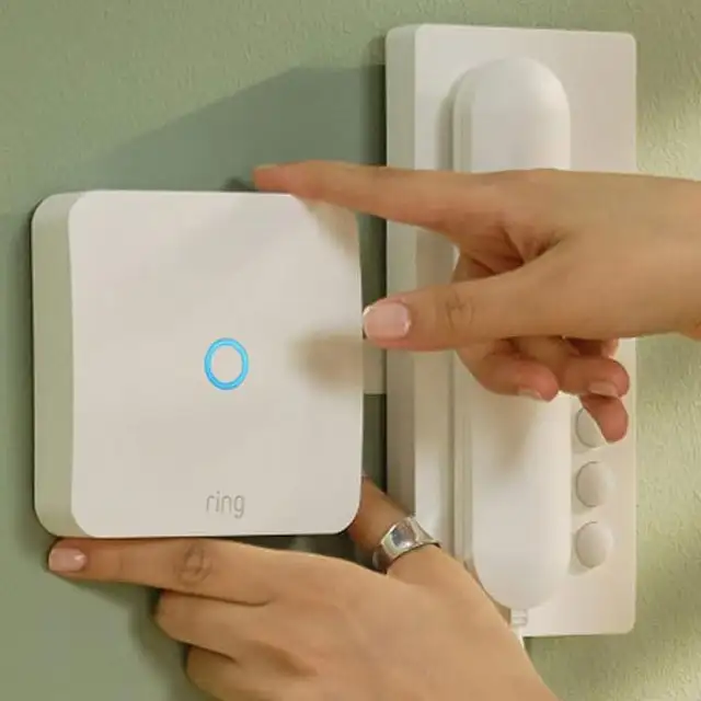 Il design di Ring Intercom di fianco al citofono di casa