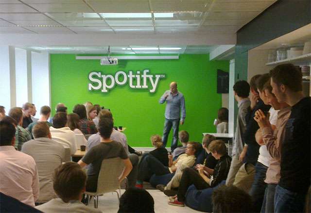 Daniel Ek negli uffici di Spotify (2010)